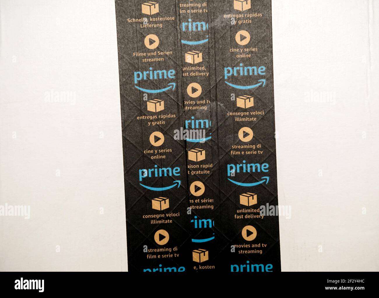 Nahaufnahme mehrerer Zeilen Amazon Prime Scotch-Band Auf dem Karton eines  Paketes mit Prime-Werbung für Schnelle Lieferung und TV-Streaming  Stockfotografie - Alamy
