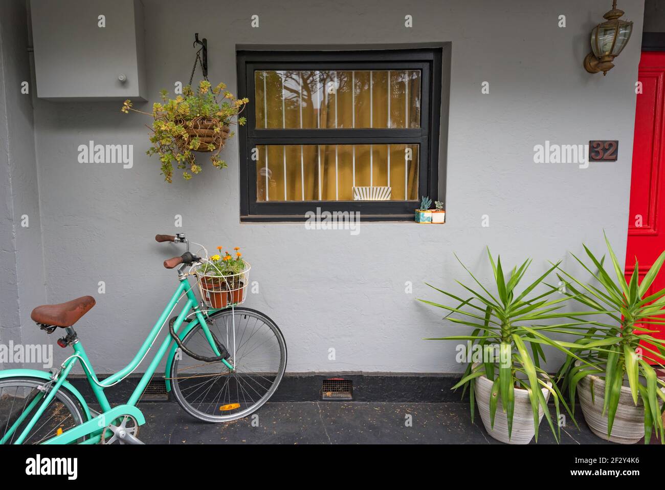 Die schmale Vorhalle eines Terrassenhauses mit Topfpflanzen und einem Fahrrad in Newtown, Sydney, Australien Stockfoto