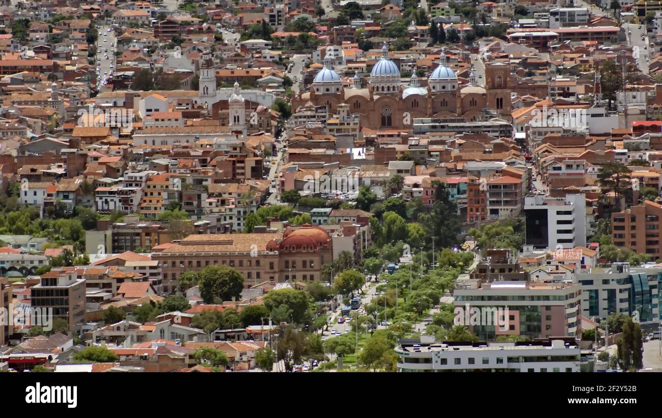 Blick von oben auf die Neue Kathedrale und die Altstadt, Cuenca, Ecuador, mit einem breiten, von Bäumen gesäumten Boulevard, der durch sie führt Stockfoto