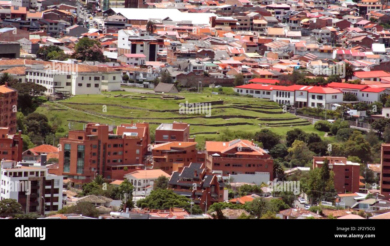 Ansicht von oben auf die Altstadt von Cuenca, Ecuador, und die Ruinen von Pumapungo Stockfoto