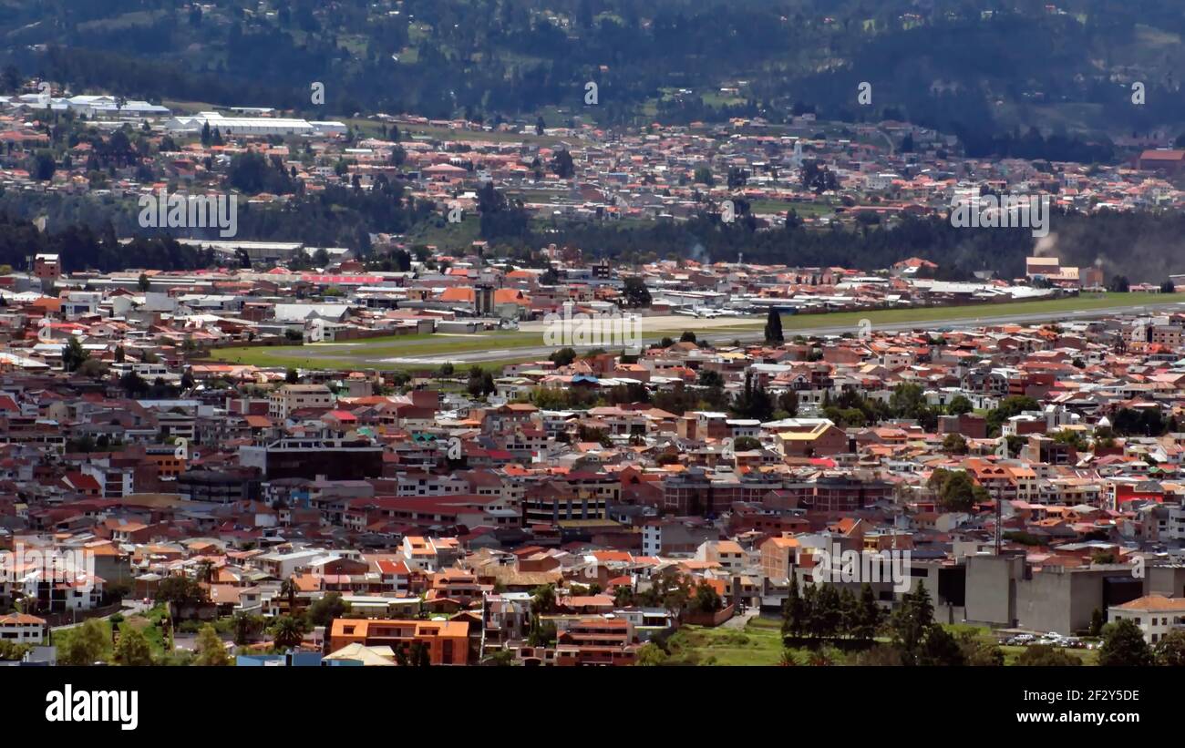 Ansicht von Cuenca, Ecuador, mit dem Flughafen im Zentrum Stockfoto