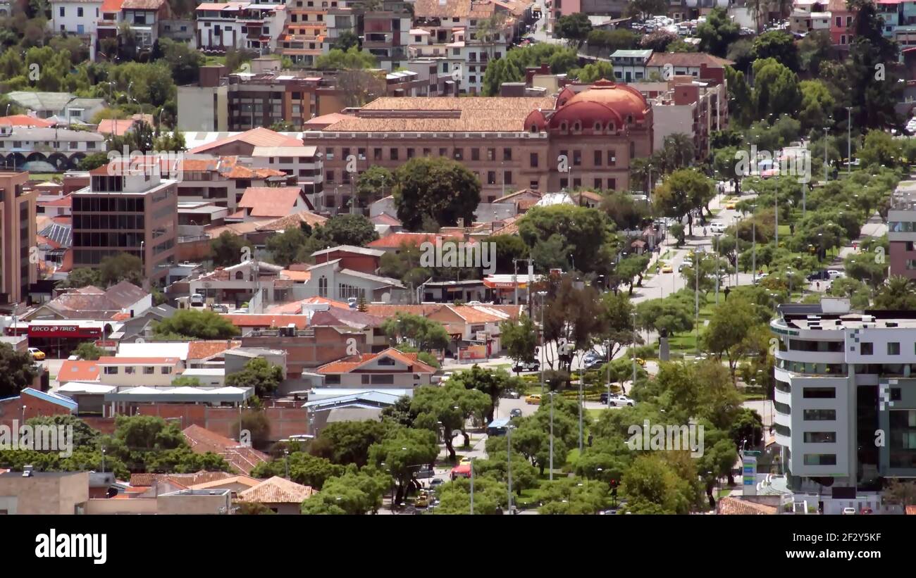 Ansicht der Altstadt, Cuenca, Ecuador, mit einem breiten, von Bäumen gesäumten Boulevard, der durch sie führt Stockfoto
