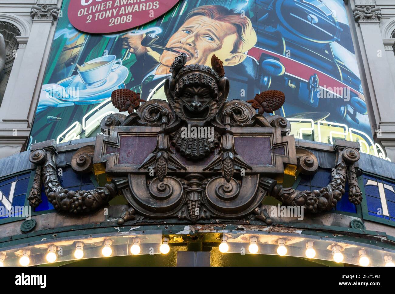 Detail des kunstvollen Haupteingangs zum Criterion Theatre, Piccadilly, London, der im August 2014 Werbung für The 39 Steps zeigt Stockfoto