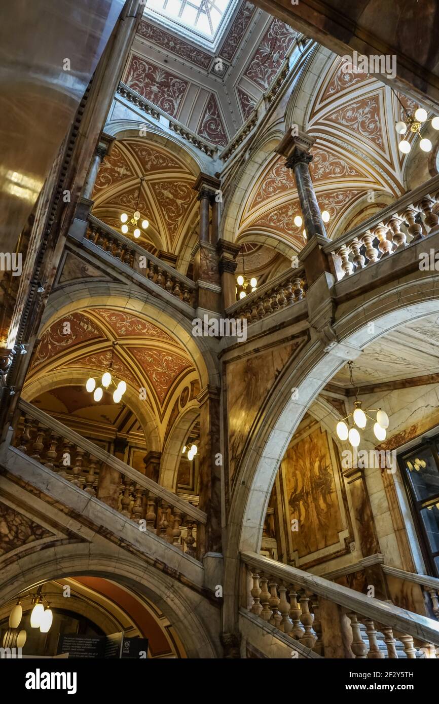 Architektonisches Detail der kunstvollen Marmortreppe und der Balkone in Glasgow City Chambers, Glasgow, Schottland, Großbritannien Stockfoto