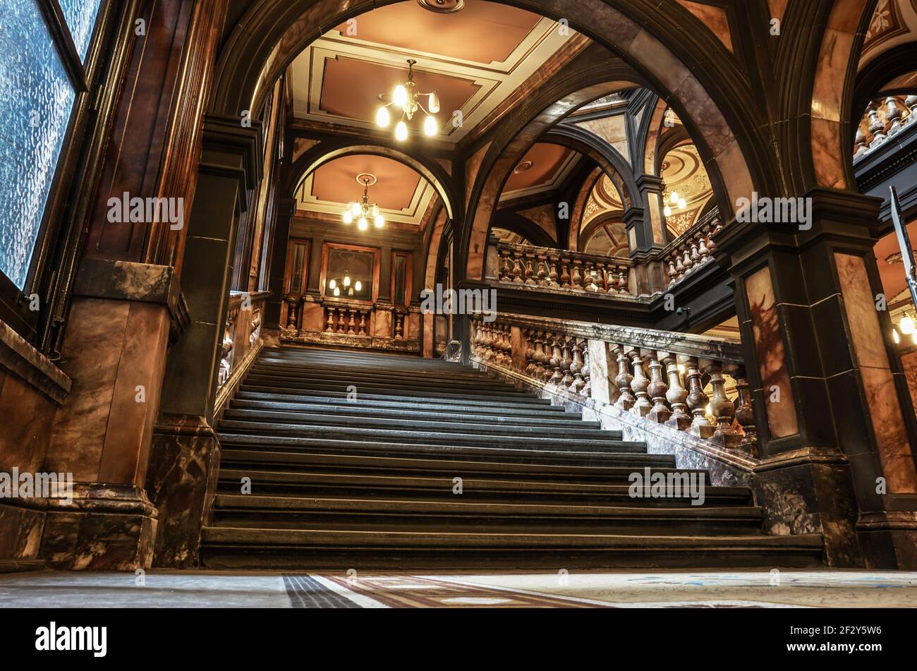 Architektonisches Detail der kunstvollen Marmortreppe und der Balkone in Glasgow City Chambers, Glasgow, Schottland, Großbritannien Stockfoto