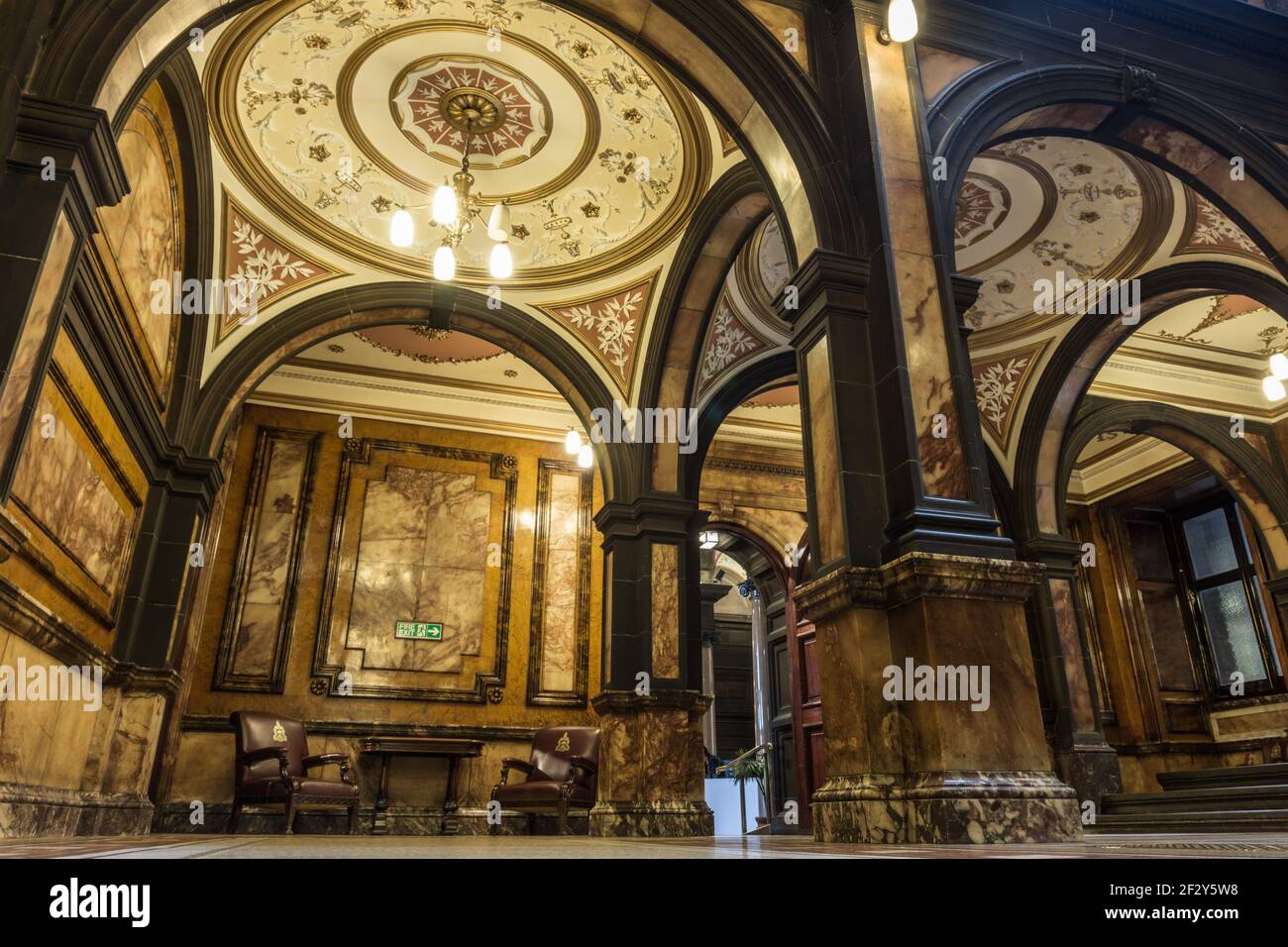Architektonisches Detail der kunstvollen Marmortreppe und der Balkone in Glasgow City Chambers, Glasgow, Schottland, Großbritannien Stockfoto