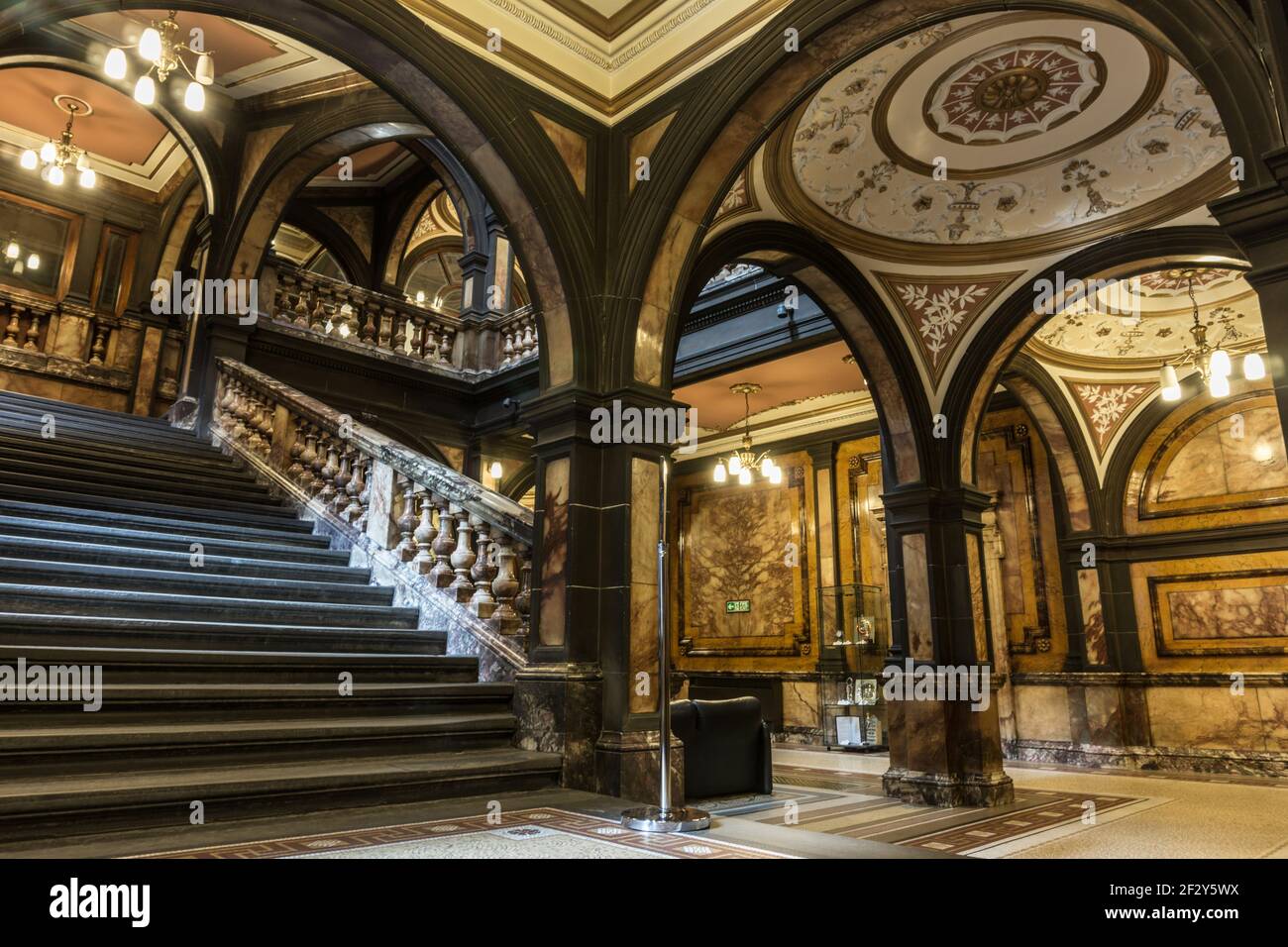 Architektonisches Detail der kunstvollen Marmortreppe und der Balkone in Glasgow City Chambers, Glasgow, Schottland, Großbritannien Stockfoto