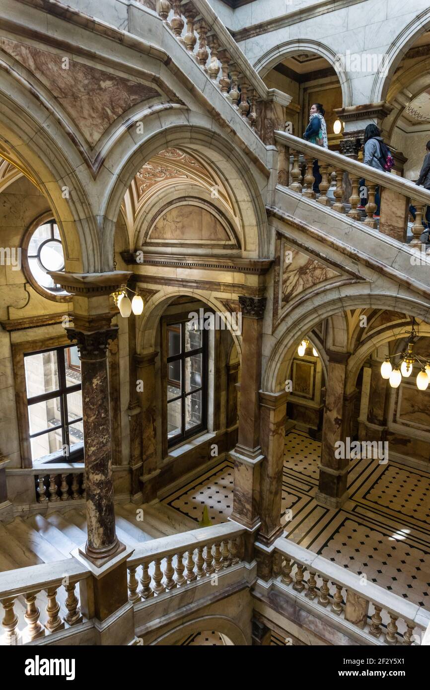 Architektonisches Detail der kunstvollen Marmortreppe und der Balkone in Glasgow City Chambers, Glasgow, Schottland, Großbritannien Stockfoto