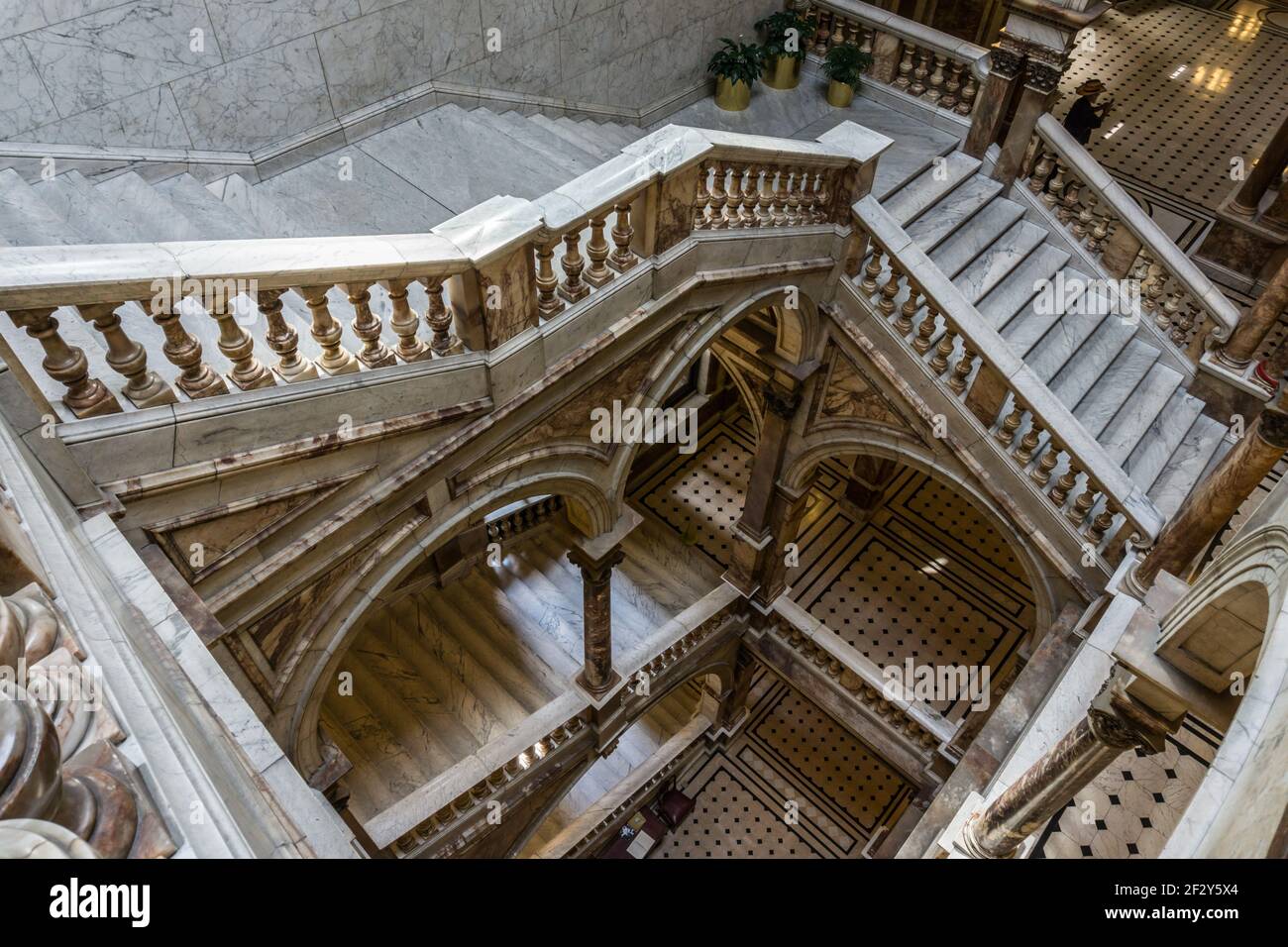 Architektonisches Detail der kunstvollen Marmortreppe und der Balkone in Glasgow City Chambers, Glasgow, Schottland, Großbritannien Stockfoto
