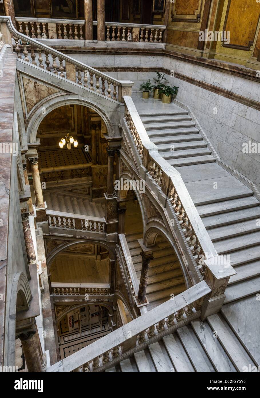 Architektonisches Detail der kunstvollen Marmortreppe und der Balkone in Glasgow City Chambers, Glasgow, Schottland, Großbritannien Stockfoto