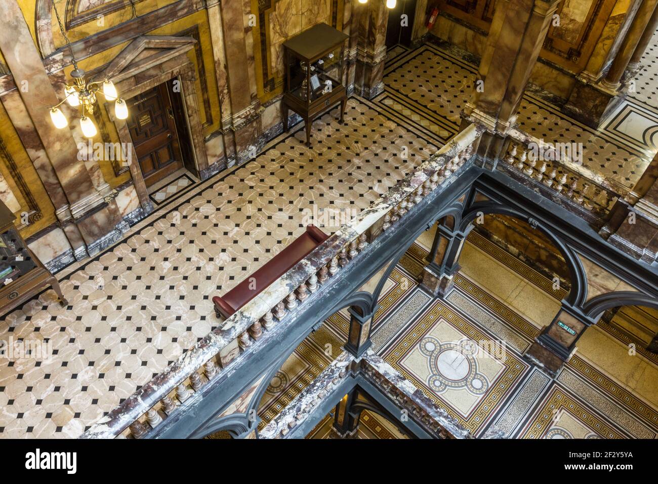 Architektonisches Detail der kunstvollen Marmortreppe und der Balkone in Glasgow City Chambers, Glasgow, Schottland, Großbritannien Stockfoto