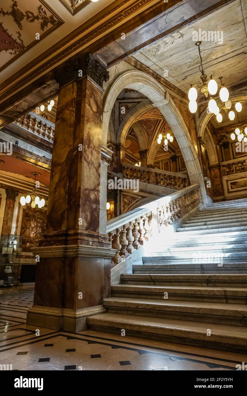 Architektonisches Detail der kunstvollen Marmortreppe und der Balkone in Glasgow City Chambers, Glasgow, Schottland, Großbritannien Stockfoto
