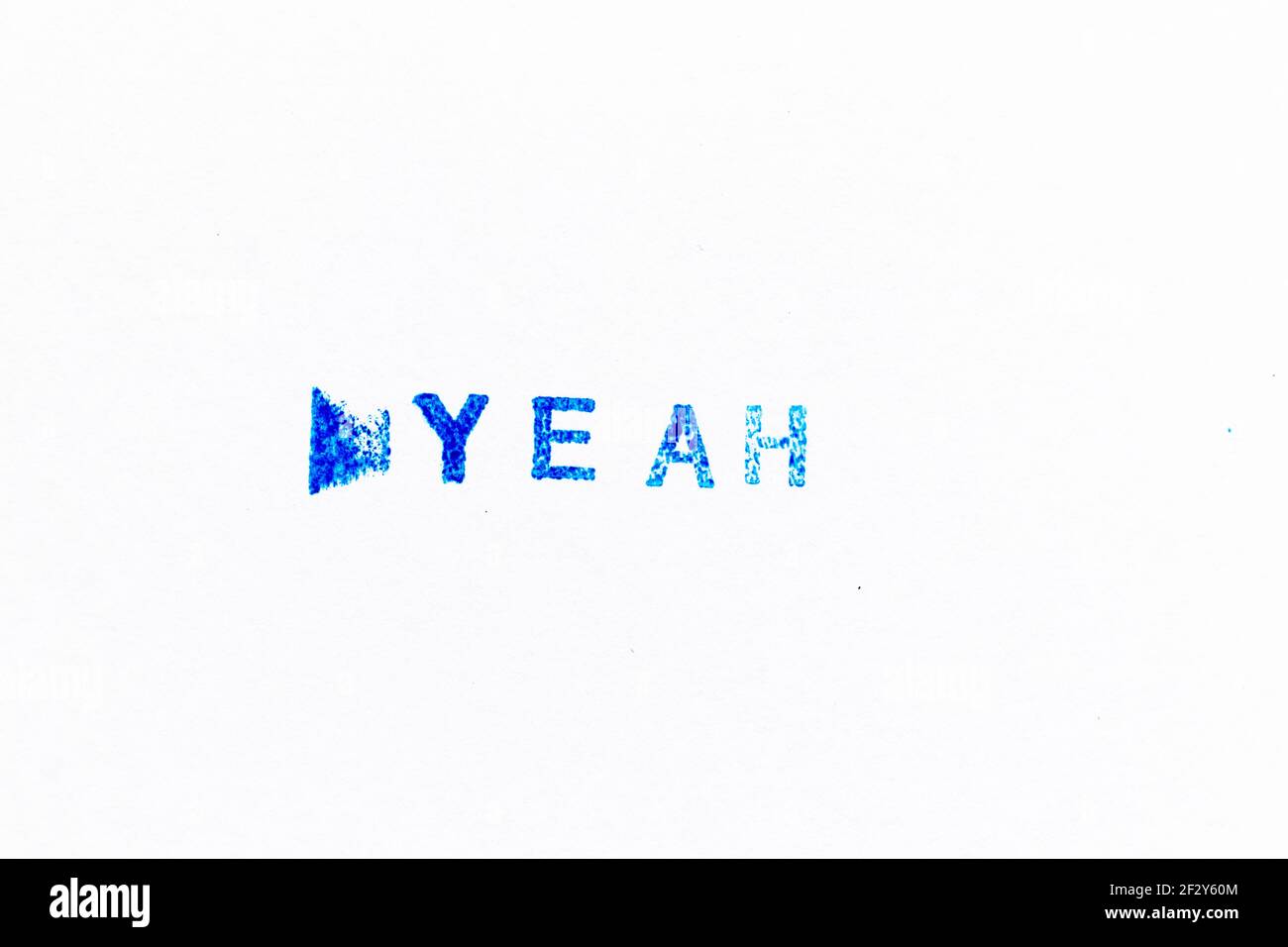 Blaue Farbe Tinte von Gummistempel in Wort yeah auf Hintergrund des Whitepapers Stockfoto