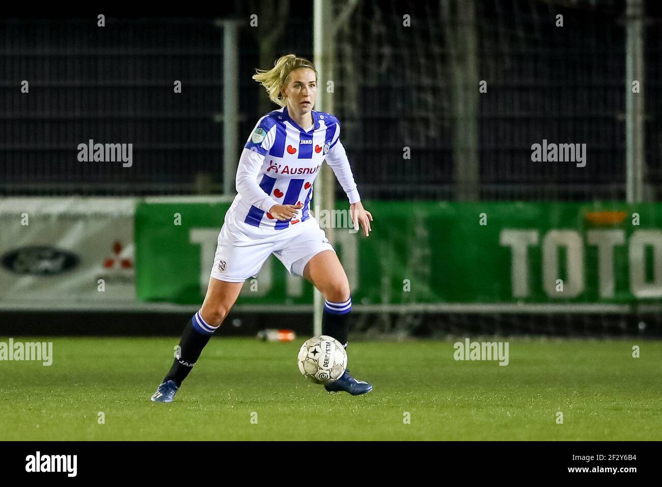 NIEUWEHORNE, NIEDERLANDE - MÄRZ 12: Kelly Zeeman vom SC Heerenveen während des niederländischen Spiels Pure Energie Eredivisie Vrouwen zwischen SC Heerenveen und FC Stockfoto