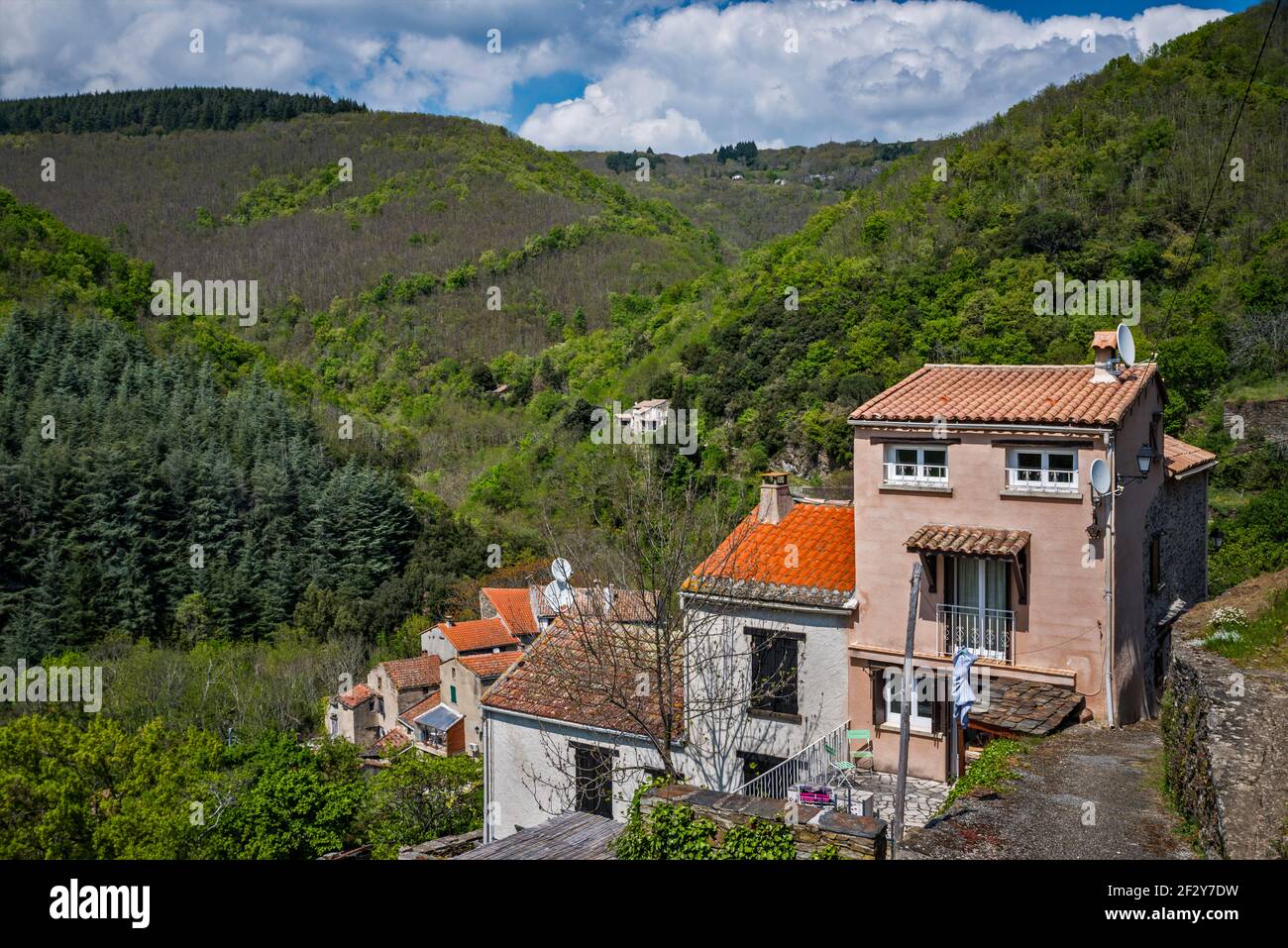 Labastide-Esparbairenque, Dorf, Gemeinde über dem Fluss le Rieutort in Montagne Noire, frühes Frühjahr, Languedoc-Bereich, Departement Aude, Okzitanien, Frankreich Stockfoto