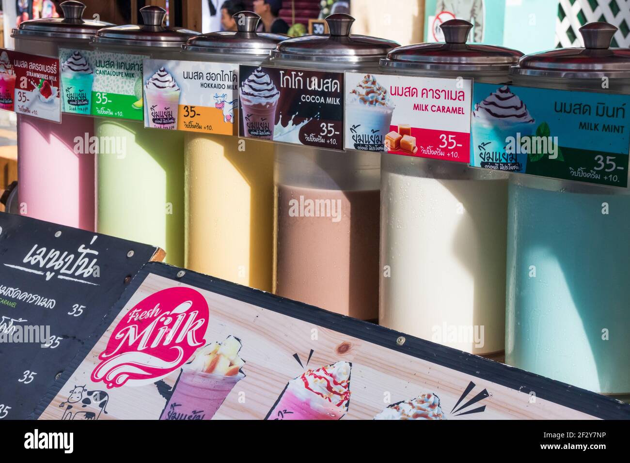 Milchgetränke in verschiedenen Geschmacksrichtungen zum Verkauf auf der Phuket Stadtsonntagsmarkt Stockfoto