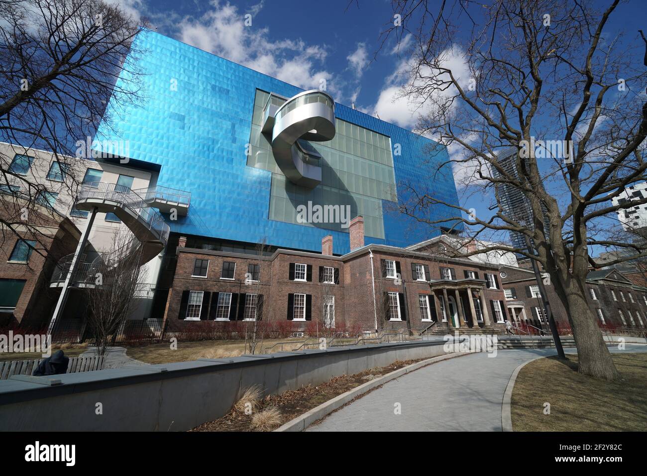 Toronto, eine moderne Ergänzung der Art Gallery of Ontario, entworfen vom Architekten Frank Gehry, erhebt sich hinter dem älteren Original Stockfoto