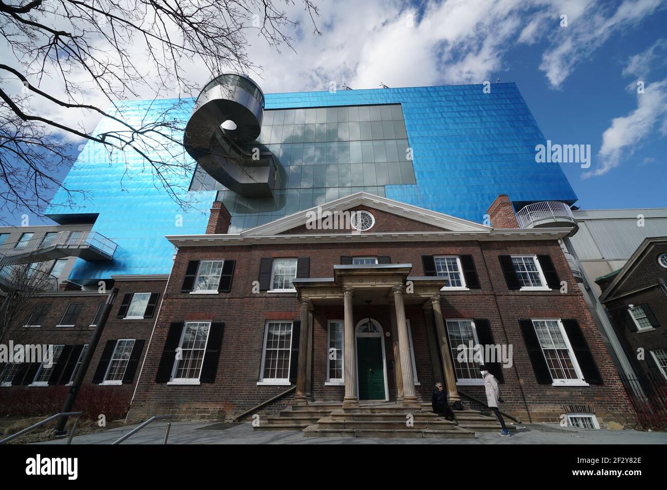 Toronto, eine moderne Ergänzung der Art Gallery of Ontario, entworfen vom Architekten Frank Gehry, erhebt sich hinter dem älteren Original Stockfoto
