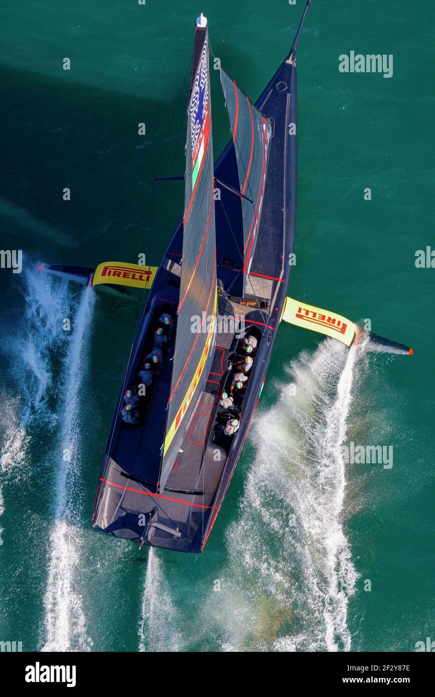 (210314) -- AUCKLAND, 14. März 2021 (Xinhua) -- Luna Rossa Prada Pirelli aus Italien segelt während des America's Cup Finals 36th in Auckland, Neuseeland, 13. März 2021. (COR36/Studio Borlenghi/Handout via Xinhua) Stockfoto