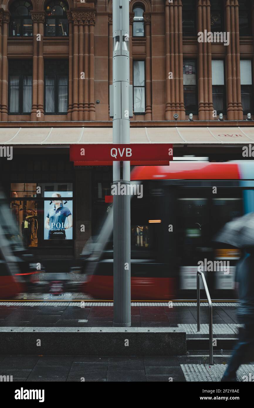 Bahnhofschild an der Haltestelle Queen Victoria Building Light Rail an einem regnerischen Tag. Stockfoto