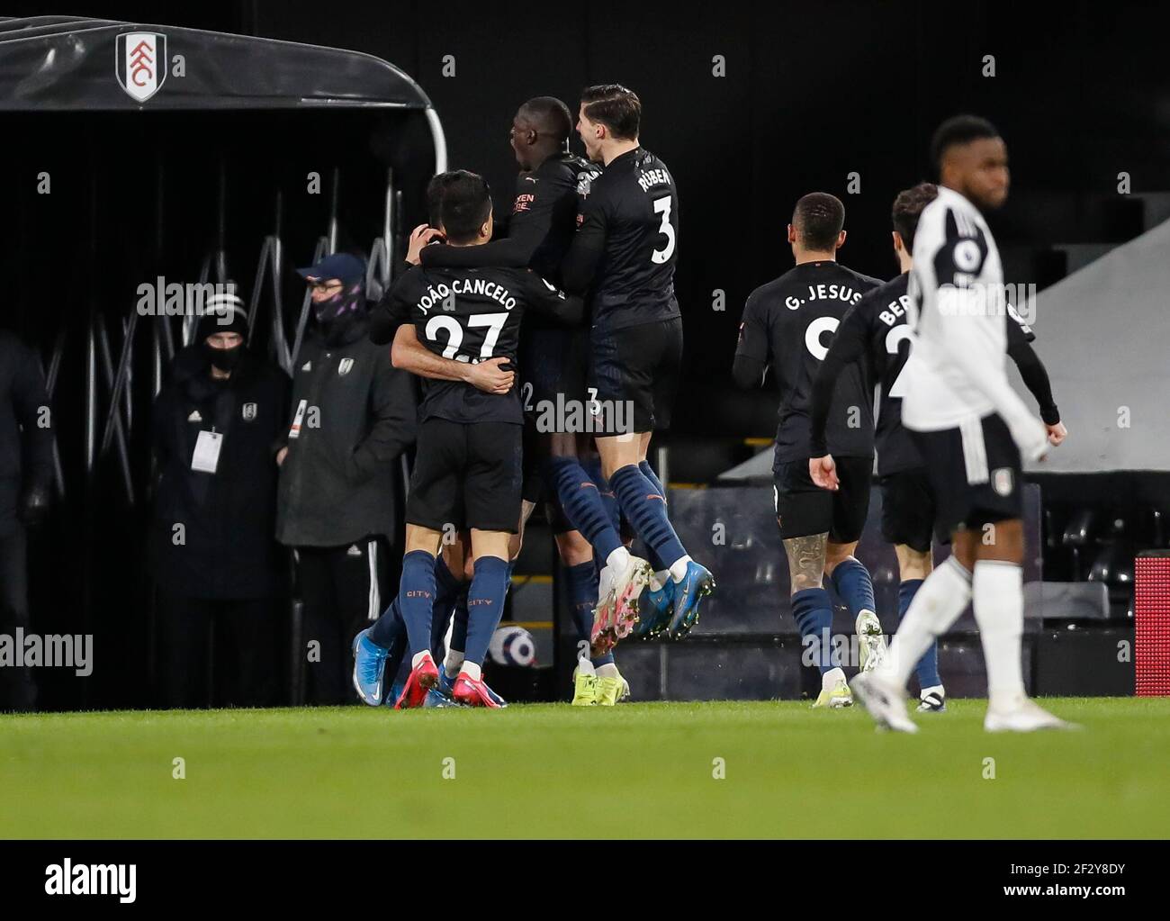 London, Großbritannien. März 2021, 13th. Die Spieler von Manchester City feiern das Tor von Manchester City's John Stones während des Spiels der englischen Premier League zwischen Fulham und Manchester City im Craven Cottage in London, Großbritannien am 13. März 2021. Quelle: Han Yan/Xinhua/Alamy Live News Stockfoto