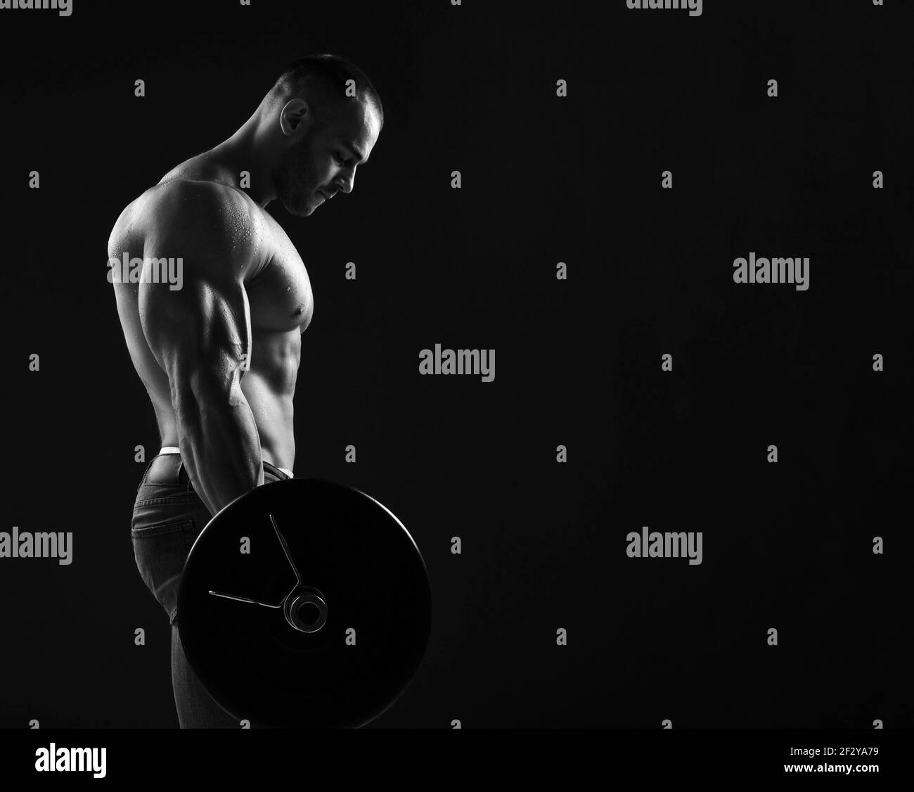 Starke Männer Athlet, Gewichtheber macht Übungen, Gefühl starke Spannung in den Muskeln beim Training mit Langhantel Stockfoto