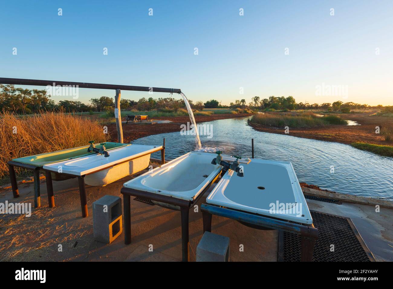 Die Hot Bore Baths in Charlotte Plains sind eine beliebte Touristenattraktion in der Nähe von Cunnamulla, Queensland, QLD, Australien Stockfoto