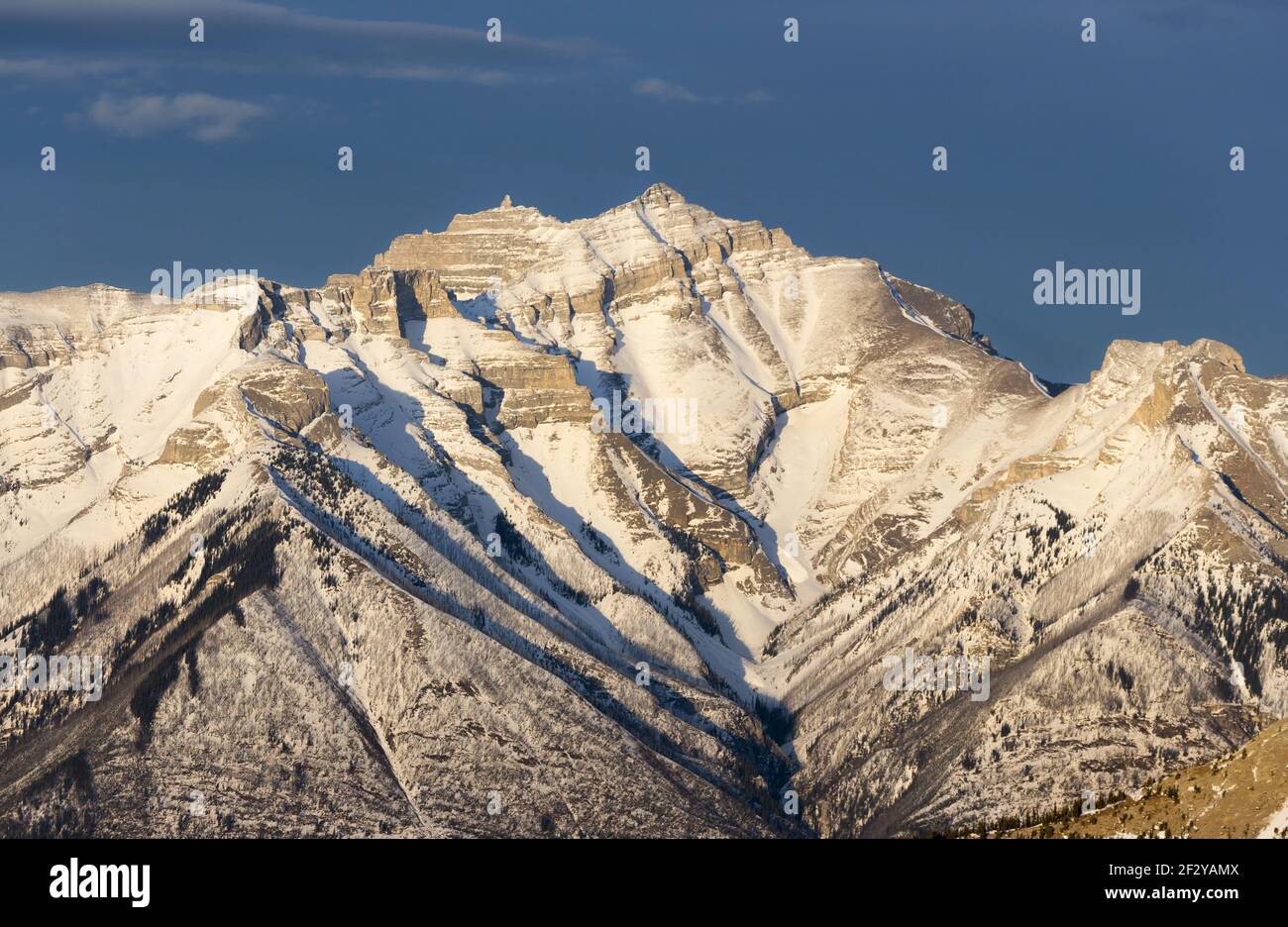 Snowy Mount Inglismaldie, High Mountain Peak im Banff National Park. Späte Winterlandschaft in den kanadischen Rockies Stockfoto