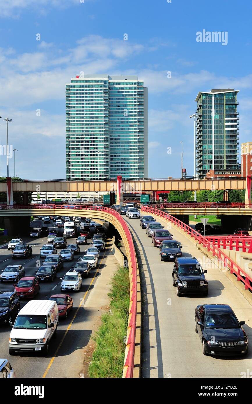 Chicago, Illinois, USA. Schwere nachmittag Verkehr ist eine gemeinsame Szene auf dem Kennedy Expressway und anderen Schnellstraßen in Chicago. Stockfoto