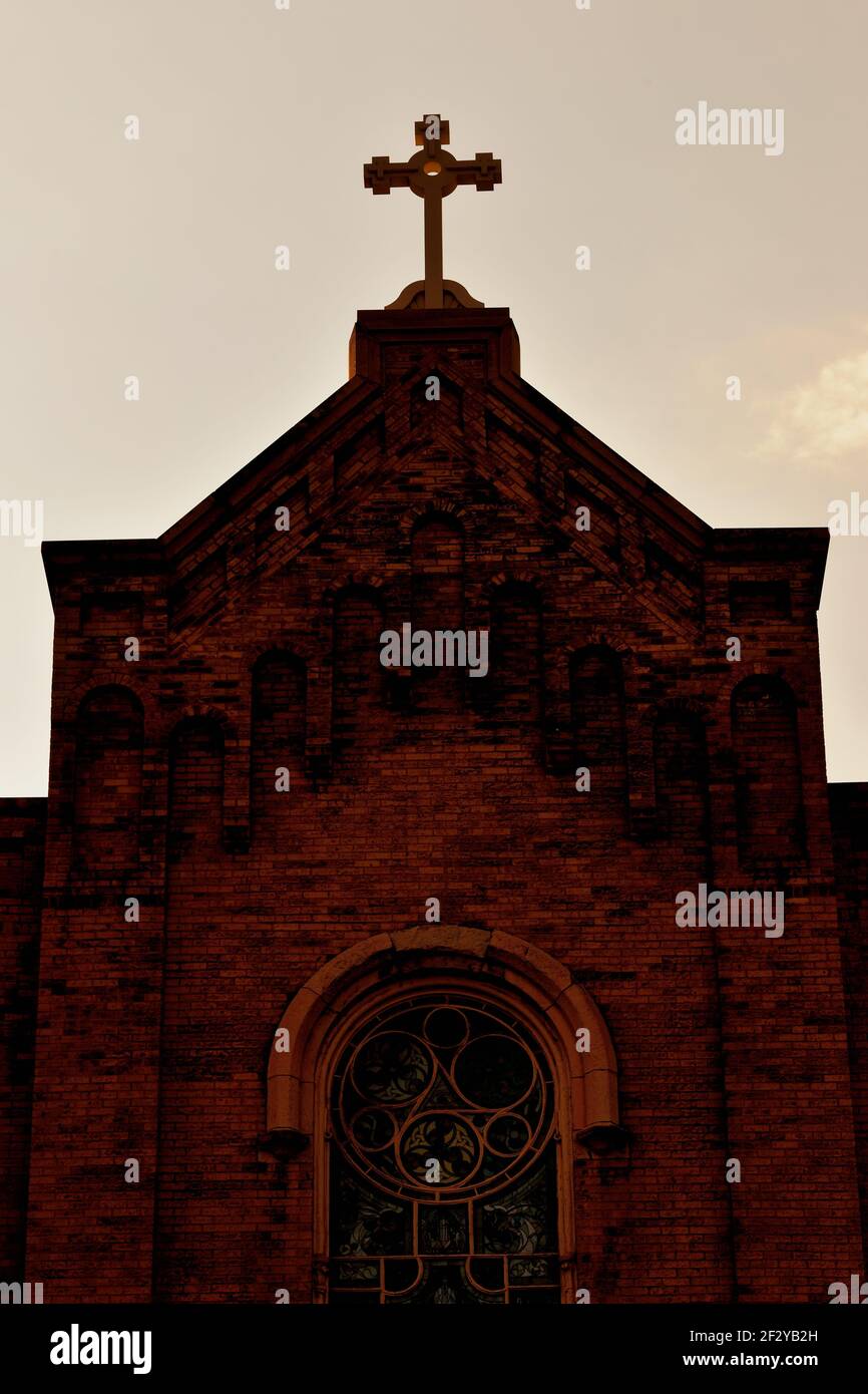 Chicago, Illinois, USA. Eine Silhouette des Kreuzes über dem Haupteingang in Old St. Patrick's Church westlich von Chicagos Loop. Stockfoto