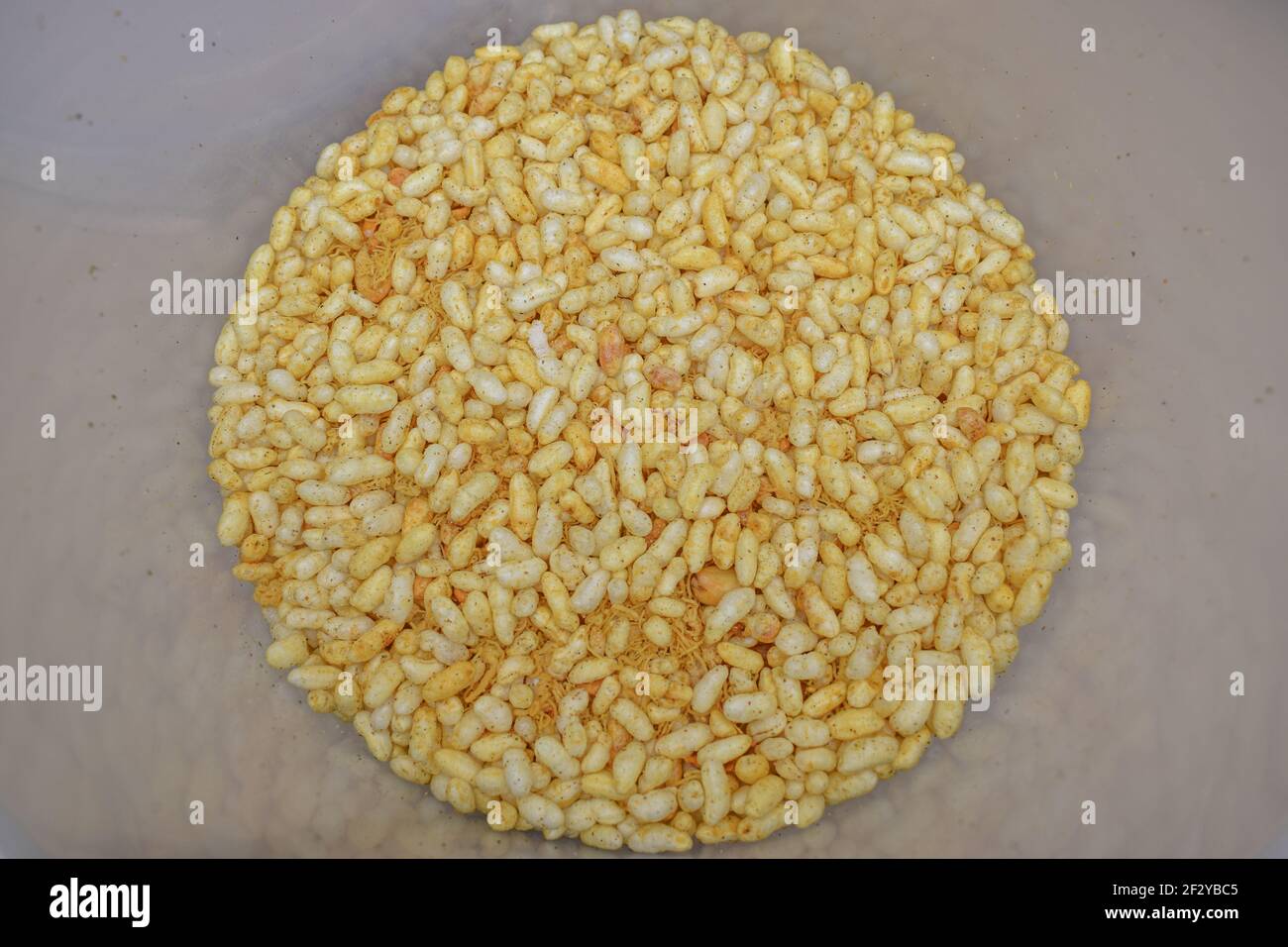 Lemon bhel in Container Draufsicht.hausgemachter Puffreis knusprig Gericht von Indien Stockfoto