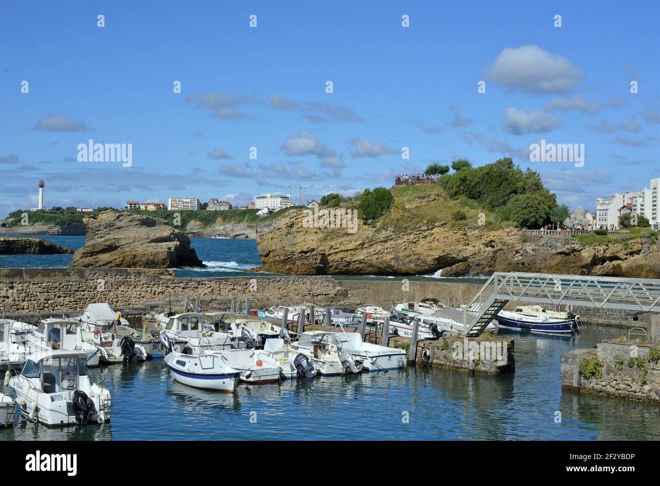 Ein Blick auf die winzigen Fischerhafen von Biarritz (Pyrenees Atlantiques - Frankreich). Nicht sehr zugänglich, es besteht aus drei aufeinanderfolgenden Gezeiten Docks. Stockfoto