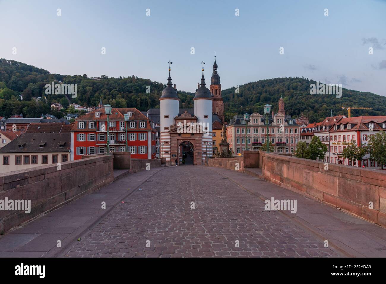 Sonnenaufgang Blick auf das alte Brückentor in Heidelberg, Deutschland Stockfoto