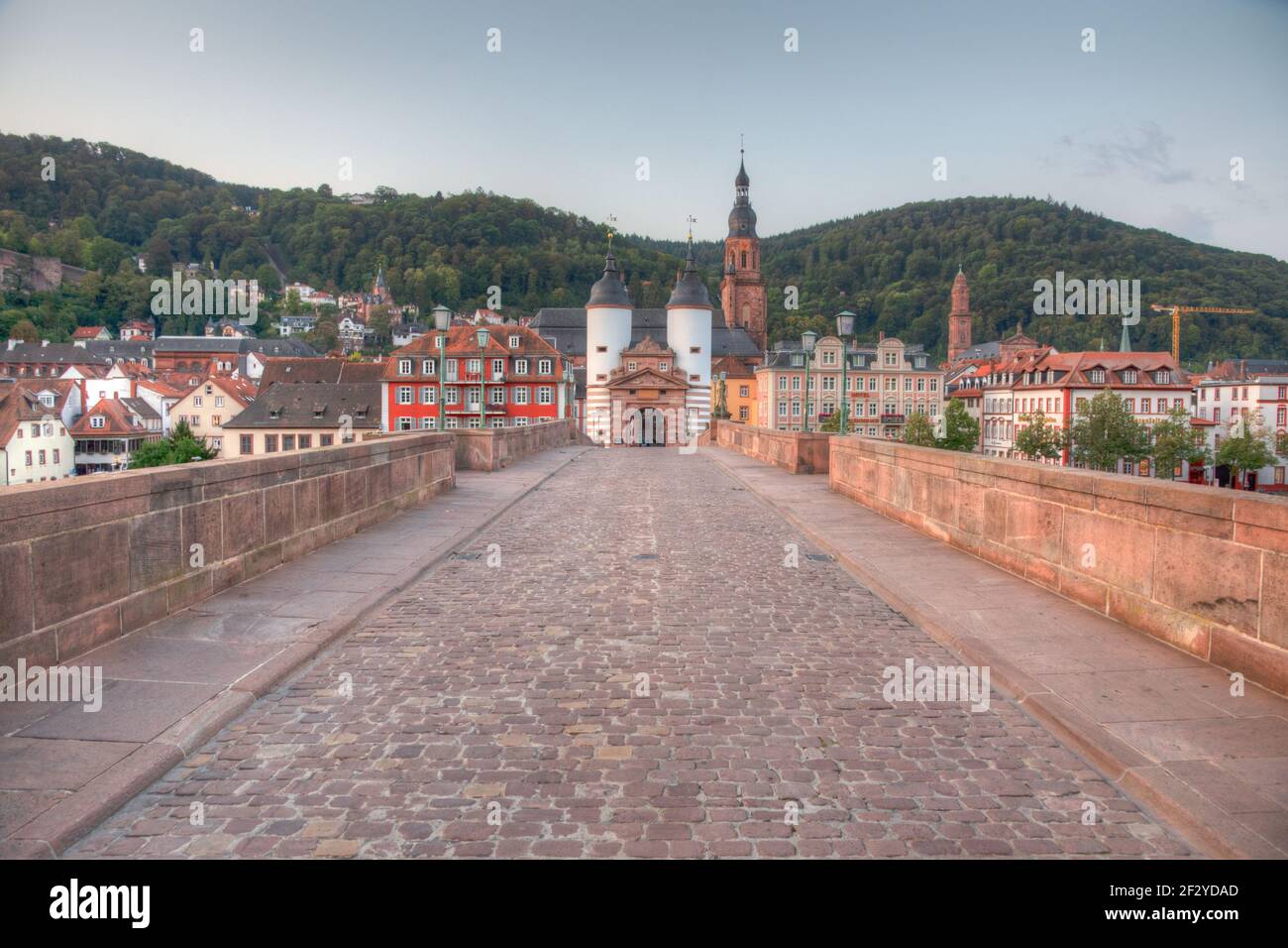 Sonnenaufgang Blick auf das alte Brückentor in Heidelberg, Deutschland Stockfoto