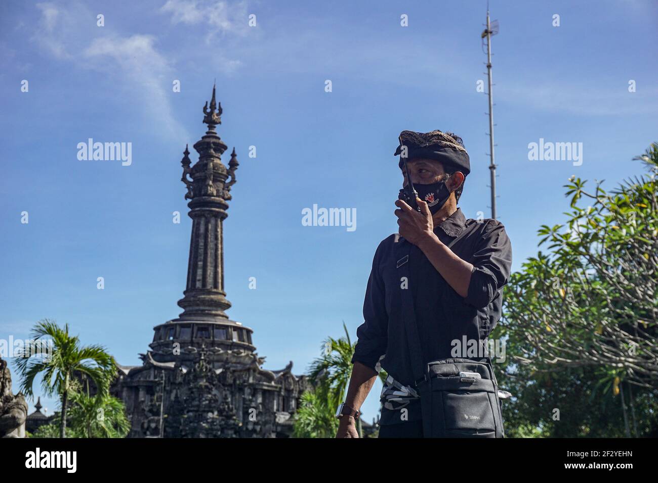 Denpasar, Indonesien. März 2021, 14th. Balinese traditionelle Sicherheit von Pecalang Kommunikation durch einen Funkruf rund um Bajra Sandhi Denkmal. Bali Island feiert Nyepi, den Tag der Stille. Nyepi ist der hinduistische balinesische Feiertag der Selbstreflexion, in dem alle Aktivitäten gestoppt werden und die Menschen nicht nach draußen kommen dürfen, wenn alle Lichter niedrig gehalten werden, keine Arbeit und keine Freuden. Kredit: SOPA Images Limited/Alamy Live Nachrichten Stockfoto