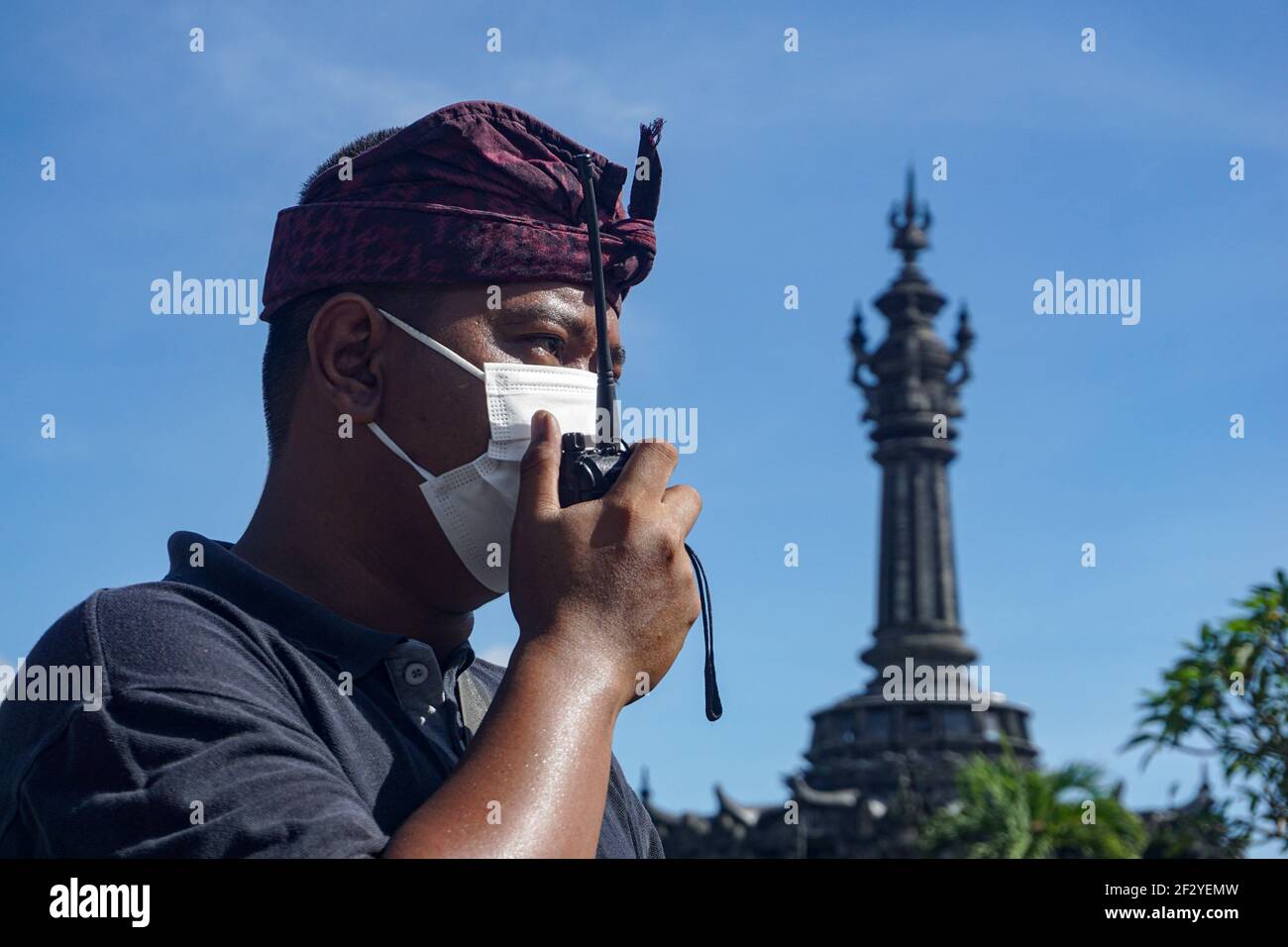 Denpasar, Indonesien. März 2021, 14th. Balinese traditionelle Sicherheit von Pecalang Kommunikation durch einen Funkruf rund um Bajra Sandhi Denkmal. Bali Island feiert Nyepi, den Tag der Stille. Nyepi ist der hinduistische balinesische Feiertag der Selbstreflexion, in dem alle Aktivitäten gestoppt werden und die Menschen nicht nach draußen kommen dürfen, wenn alle Lichter niedrig gehalten werden, keine Arbeit und keine Freuden. (Foto von Dicky Bisinglasi/SOPA Images/Sipa USA) Quelle: SIPA USA/Alamy Live News Stockfoto