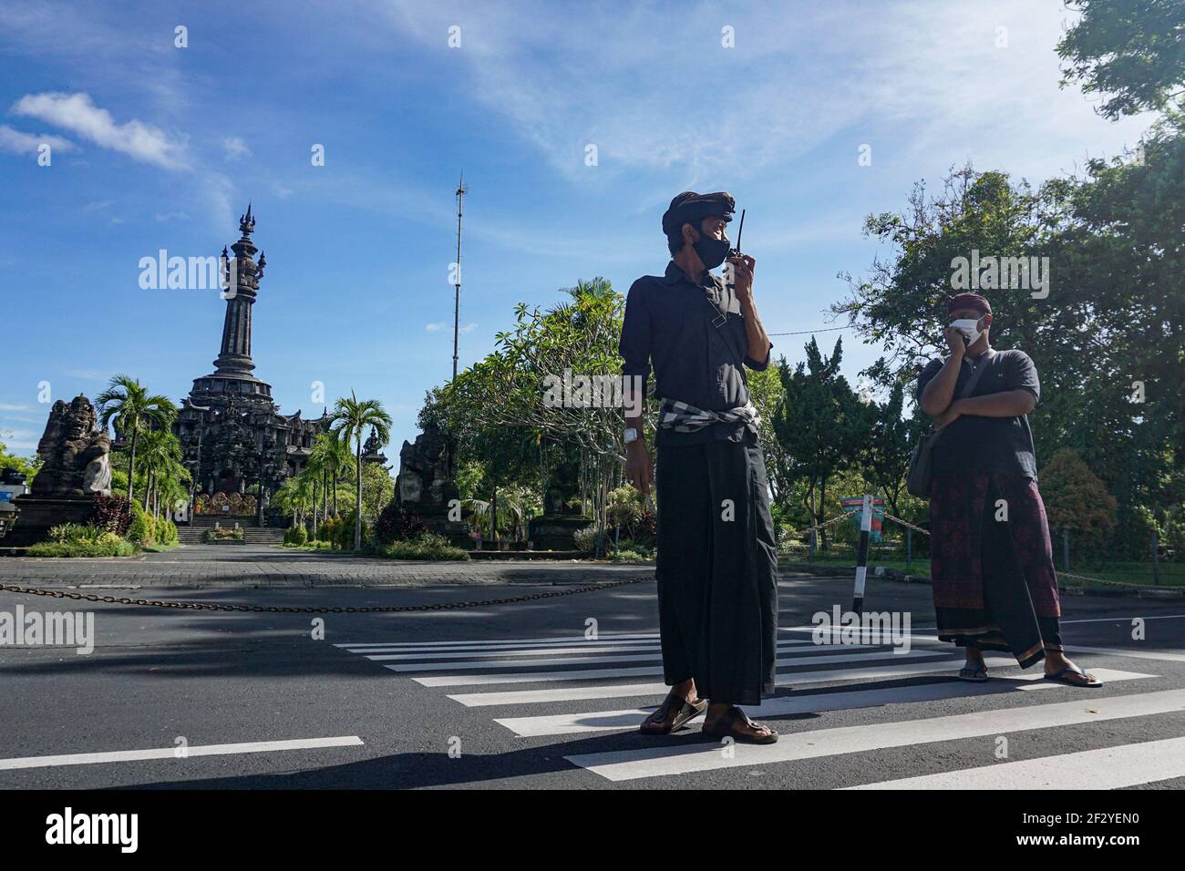 Denpasar, Indonesien. März 2021, 14th. Balinese traditionelle Sicherheit von Pecalang Kommunikation durch Funkruf rund um Bajra Sandhi Denkmal. Bali Island feiert Nyepi, den Tag der Stille. Nyepi ist der hinduistische balinesische Feiertag der Selbstreflexion, in dem alle Aktivitäten gestoppt werden und die Menschen nicht nach draußen kommen dürfen, wenn alle Lichter niedrig gehalten werden, keine Arbeit und keine Freuden. (Foto von Dicky Bisinglasi/SOPA Images/Sipa USA) Quelle: SIPA USA/Alamy Live News Stockfoto