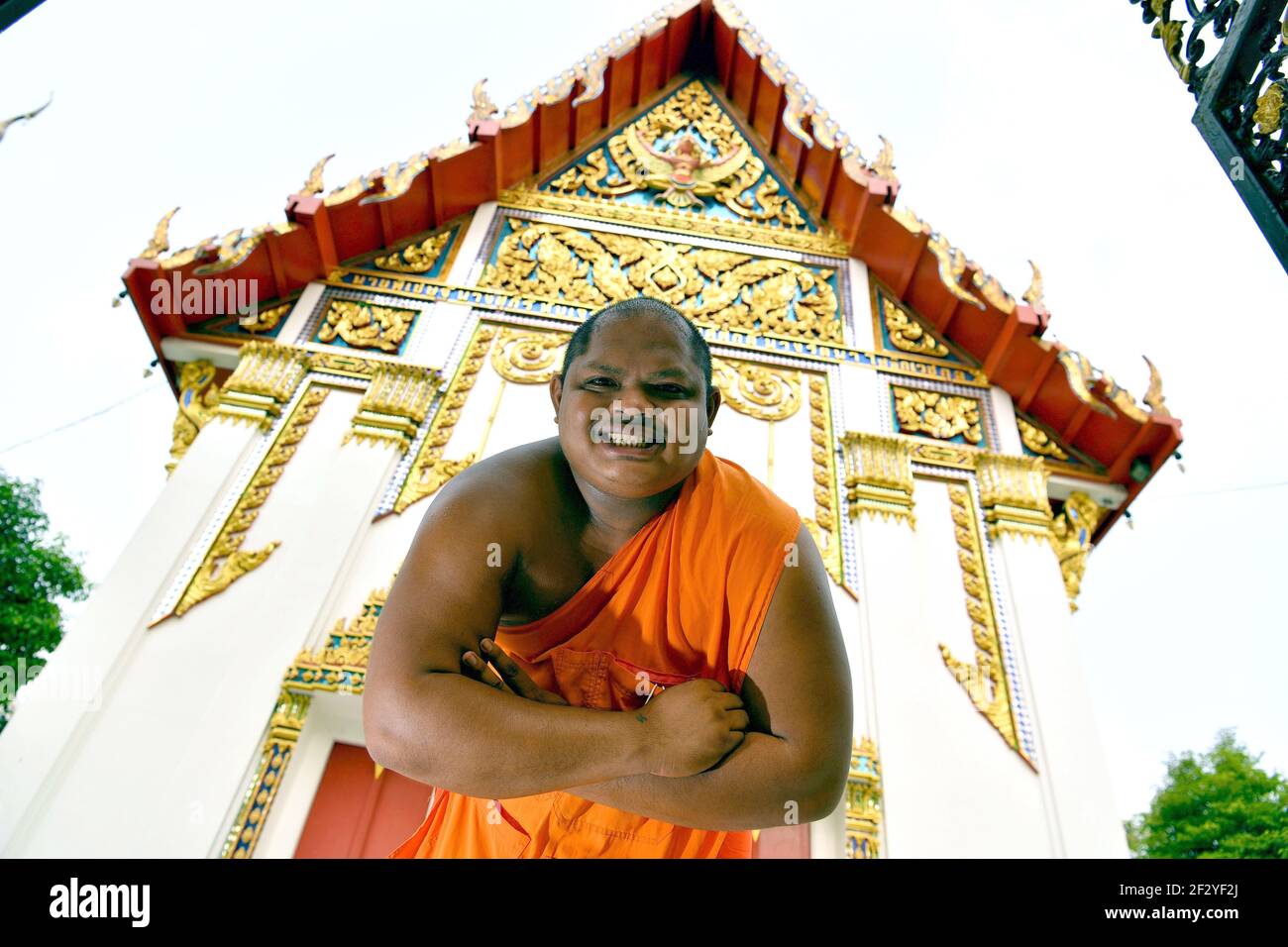 Bangkok, Thailand. März 2021, 13th. Der 29-jährige thailändische buddhistische Mönch Siriphanthito (Bandhit Srihera) aus der Provinz Suphan Buri in Thailand posiert für ein Foto. Er war Mönch, seit er 13 Jahre alt war, zuerst als Novizenmönch, im Alter von 20 wurde er ein vollständig ordinierter Mönch im Sukhantharam Tempel (Wat Sukhantharam) in Rachwat, Dusit Bezirk. (Foto von Paul Lakatos/SOPA Images/Sipa USA) Quelle: SIPA USA/Alamy Live News Stockfoto