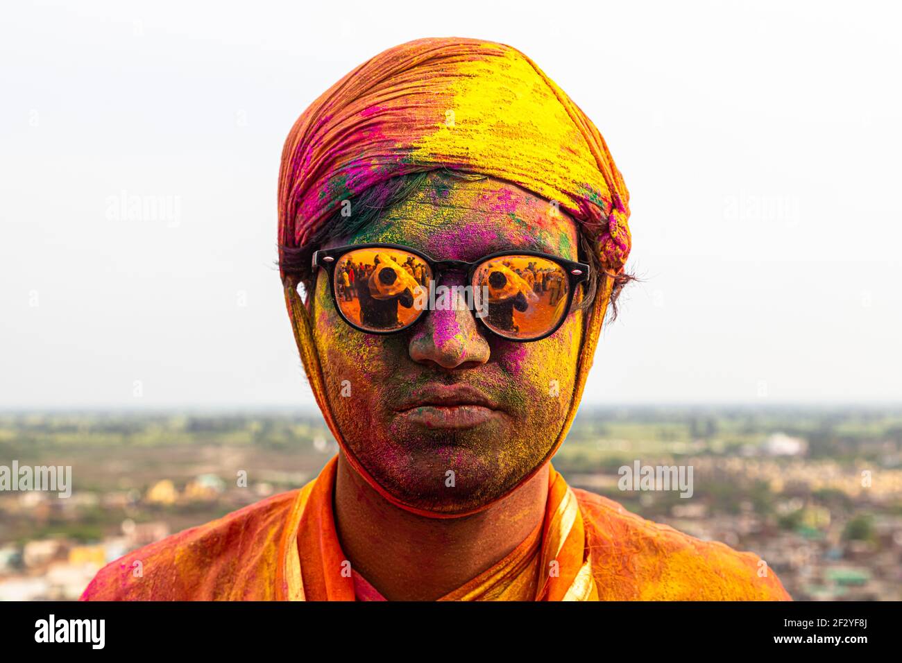 Porträt des Mannes, der holi in nandgaon, mathura spielt, mit selektivem Fokus auf das Thema mit zusätzlichem Rauschen und Körnern. Stockfoto