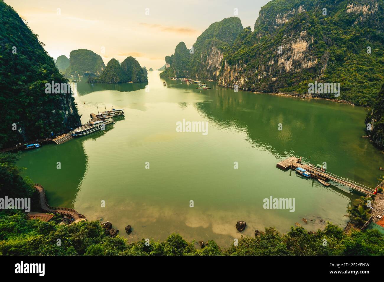 Blick auf die Insel Bo Hon in der Halong Bay in Vietnam Stockfoto