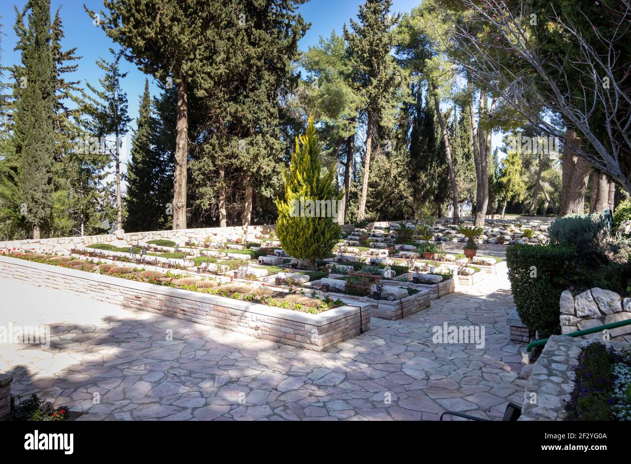 Reihen von Gräbern von Soldaten, die in den israelischen Kriegen gefallen sind, auf dem Militärfriedhof auf dem Berg Herzl Stockfoto