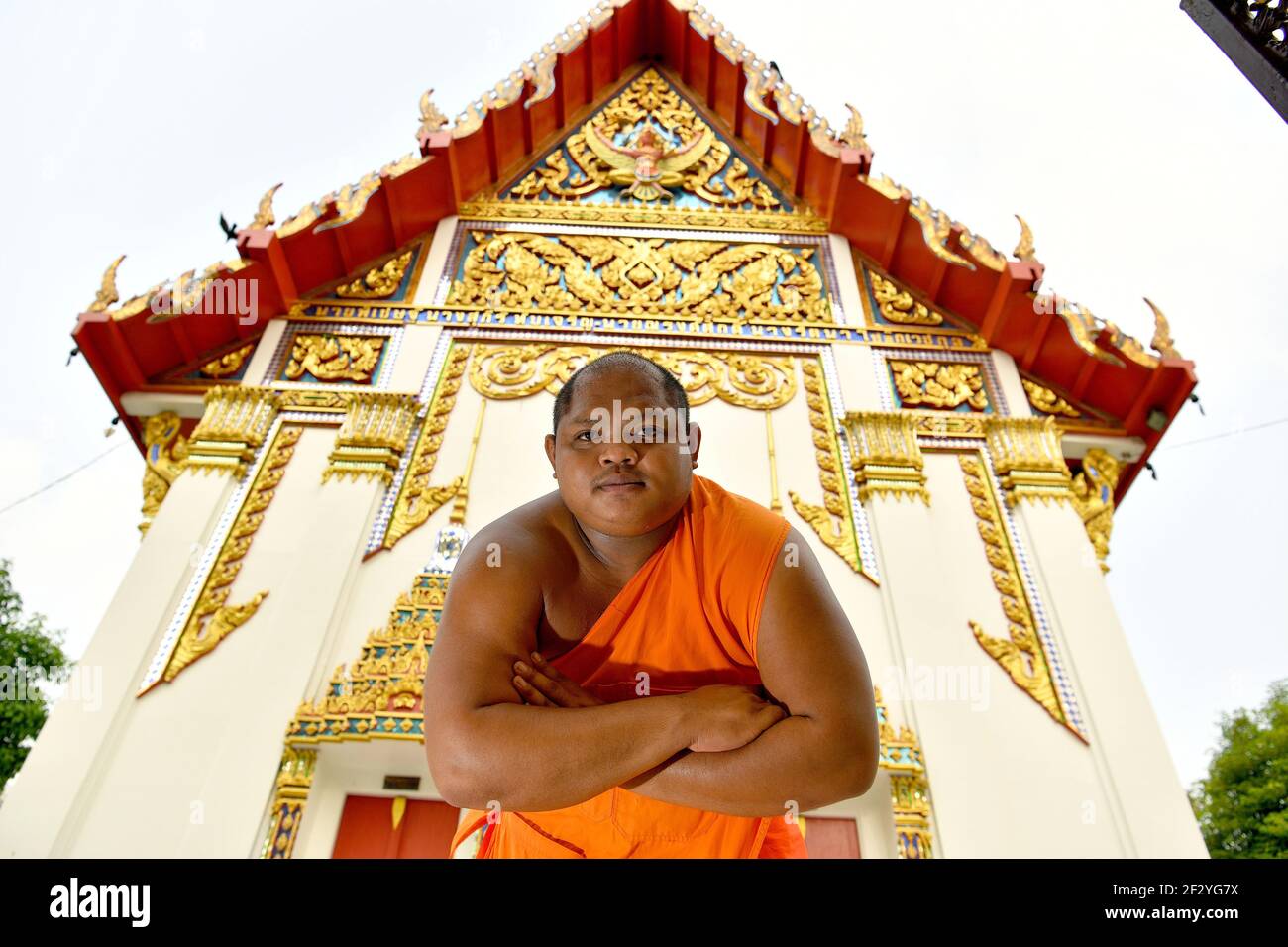 Bangkok, Thailand. März 2021, 13th. Der 29-jährige thailändische buddhistische Mönch Siriphanthito (Bandhit Srihera) aus der Provinz Suphan Buri in Thailand posiert für ein Foto. Er war Mönch, seit er 13 Jahre alt war, zuerst als Novizenmönch, im Alter von 20 wurde er ein vollständig ordinierter Mönch im Sukhantharam Tempel (Wat Sukhantharam) in Rachwat, Dusit Bezirk. Kredit: SOPA Images Limited/Alamy Live Nachrichten Stockfoto