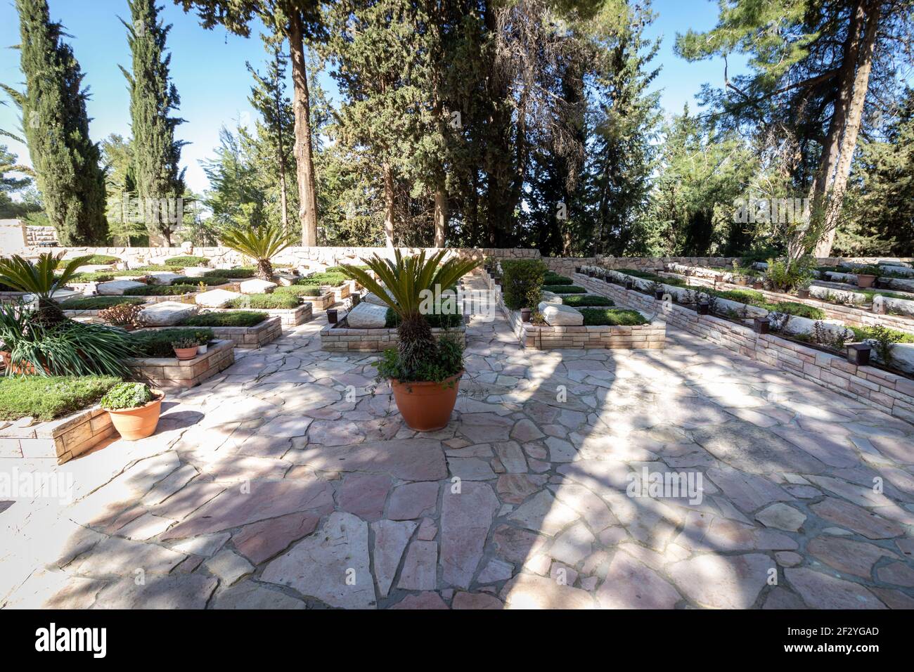 jerusalem-israel. 07-03-2021. Reihen von Gräbern von Soldaten, die in den israelischen Kriegen gefallen sind, auf dem Militärfriedhof auf dem Berg Herzl Stockfoto