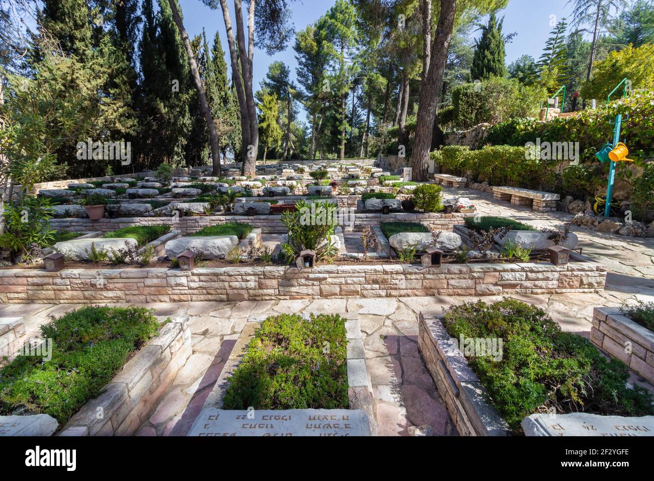 jerusalem-israel. 07-03-2021. Reihen von Gräbern von Soldaten, die in den israelischen Kriegen gefallen sind, auf dem Militärfriedhof auf dem Berg Herzl Stockfoto