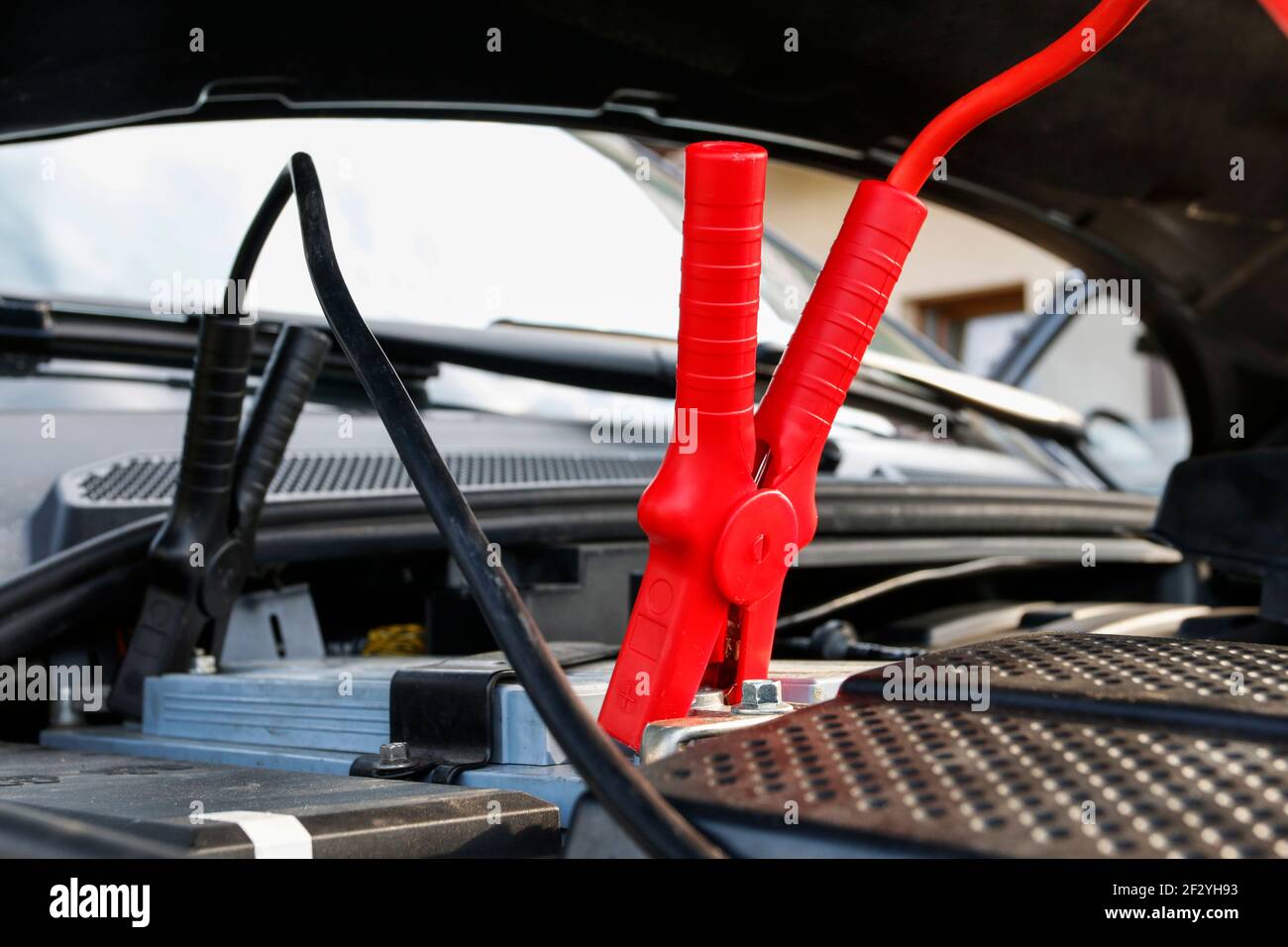 Überbrückungskabel (Booster-Kabel) im Auto. Moto Hobby Stockfoto