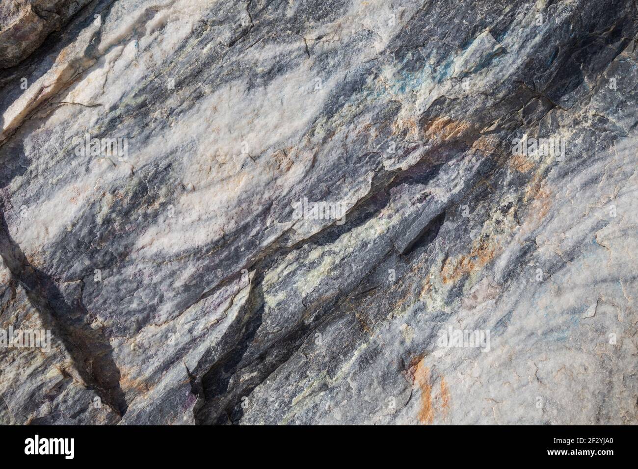 Natürliche Hintergrundstruktur von rauem Marmor. Fragment einer Mauer eines Marmorbruchs, Ruskeala, Karelien Stockfoto