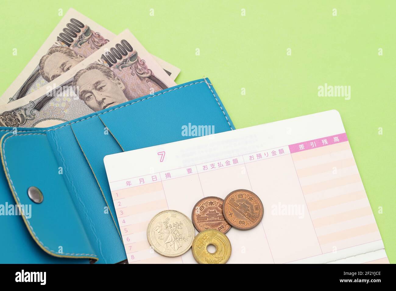 Ledergeldbörse mit zehntausend japanischen Yen und Passbook. Stockfoto