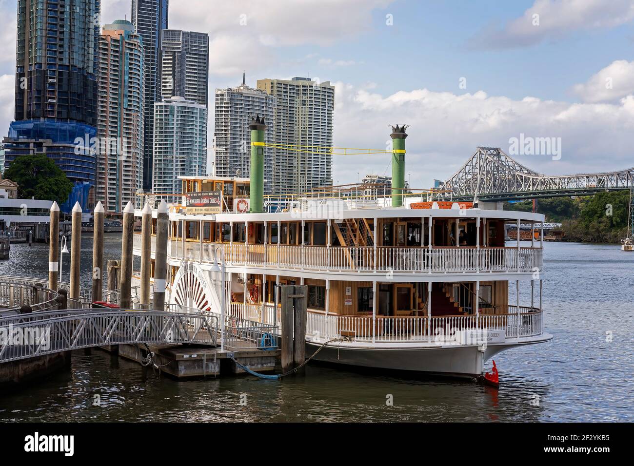 Brisbane, Queensland, Australien - März 2021: Segeln auf dem Brisbane River mit Showboat-Kreuzfahrten auf dem Wasser Stockfoto