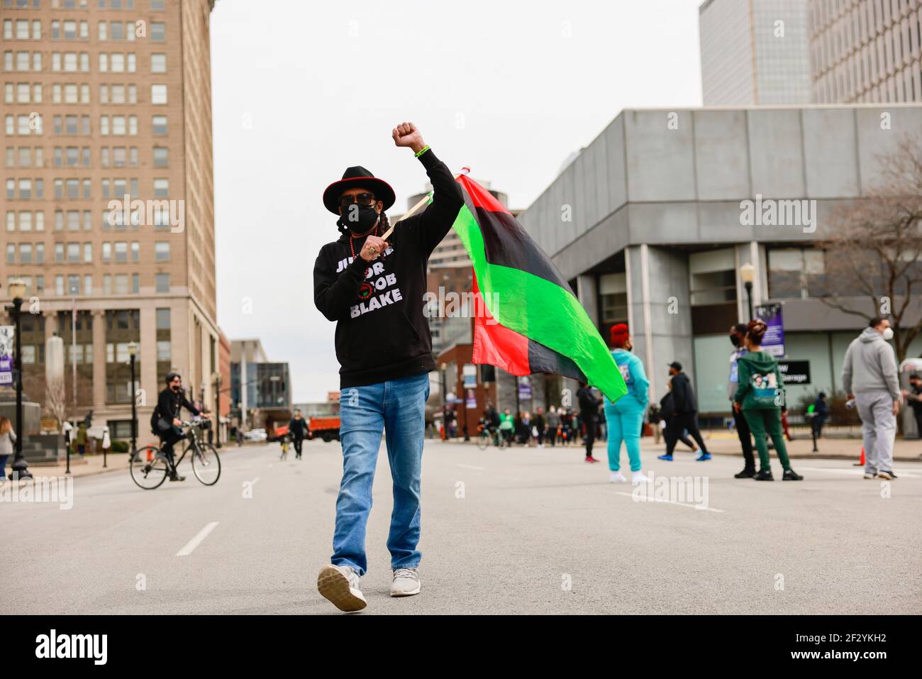 Louisville, Usa. März 2021, 13th. Ein Protestler macht eine Black Power Faust und trägt eine panafrikanische Flagge, während sich Demonstranten zu einer Gedenkveranstaltung im Jefferson Square Park versammeln, um den einjährigen Jahrestag zu begehen, seit die Louisville Metro Police Department Breonna Taylor in ihrem Haus in Louisville erschossen hat. Die Demonstranten nennen den Park, Injustice Square Park. (Foto von Jeremy Hogan/SOPA Images/Sipa USA) Quelle: SIPA USA/Alamy Live News Stockfoto