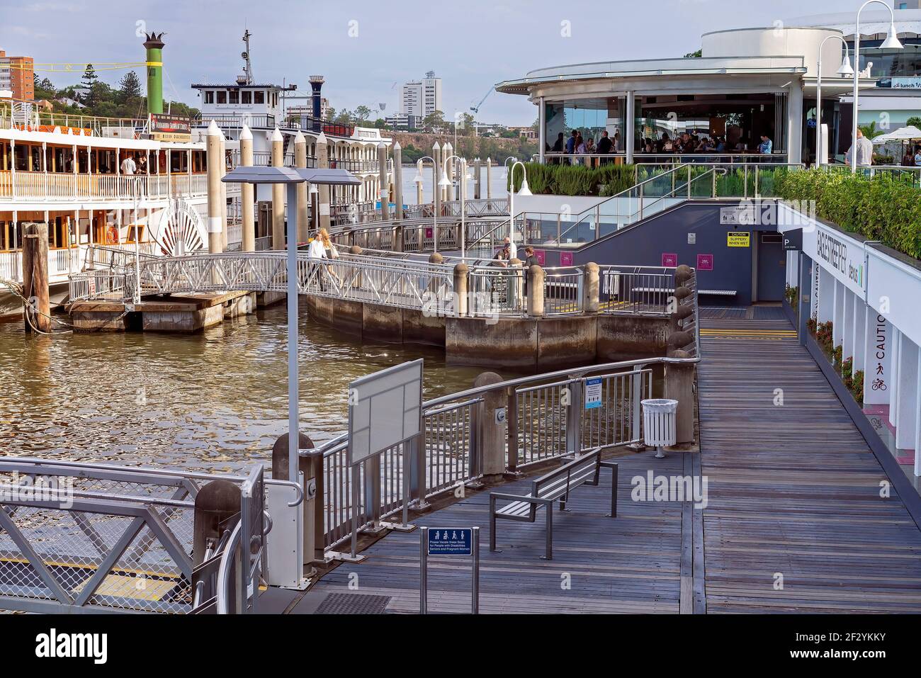 Brisbane, Queensland, Australien - 2021. März: Showboat Kreuzfahrt angedockt an River Wharf Stockfoto